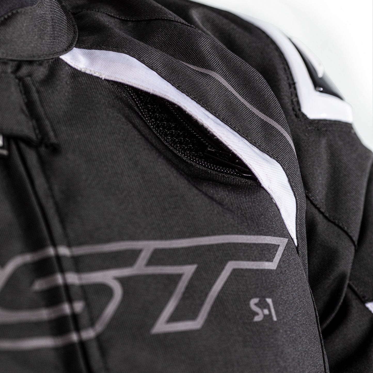 RST S1 CE Mens Textile Jacket - Black / Black / White .